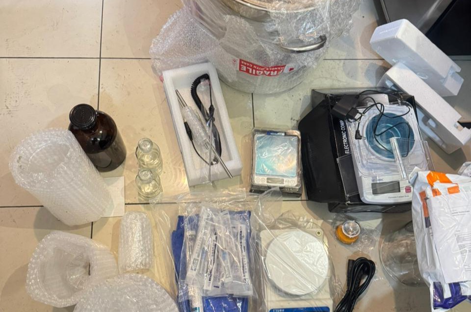 Barang bukti narkoba yang disita di apartemen Jakarta Utara (SinPo.id/Dok.PMJ)