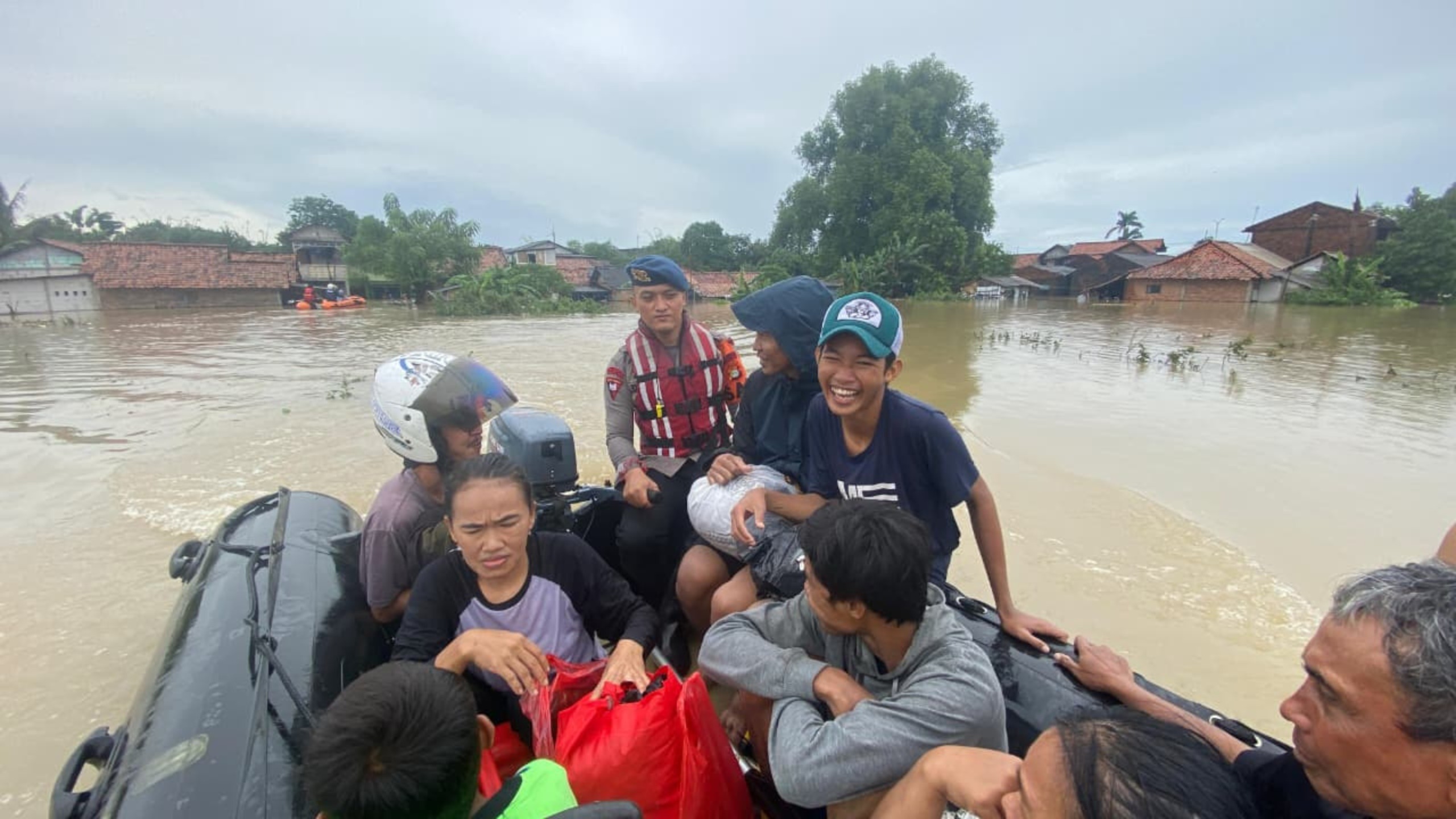 Brimob Polda Metro Jaya mengevakuasi warga terdampak banjir di Cikarang (SinPo.id/Dok.PMJ)