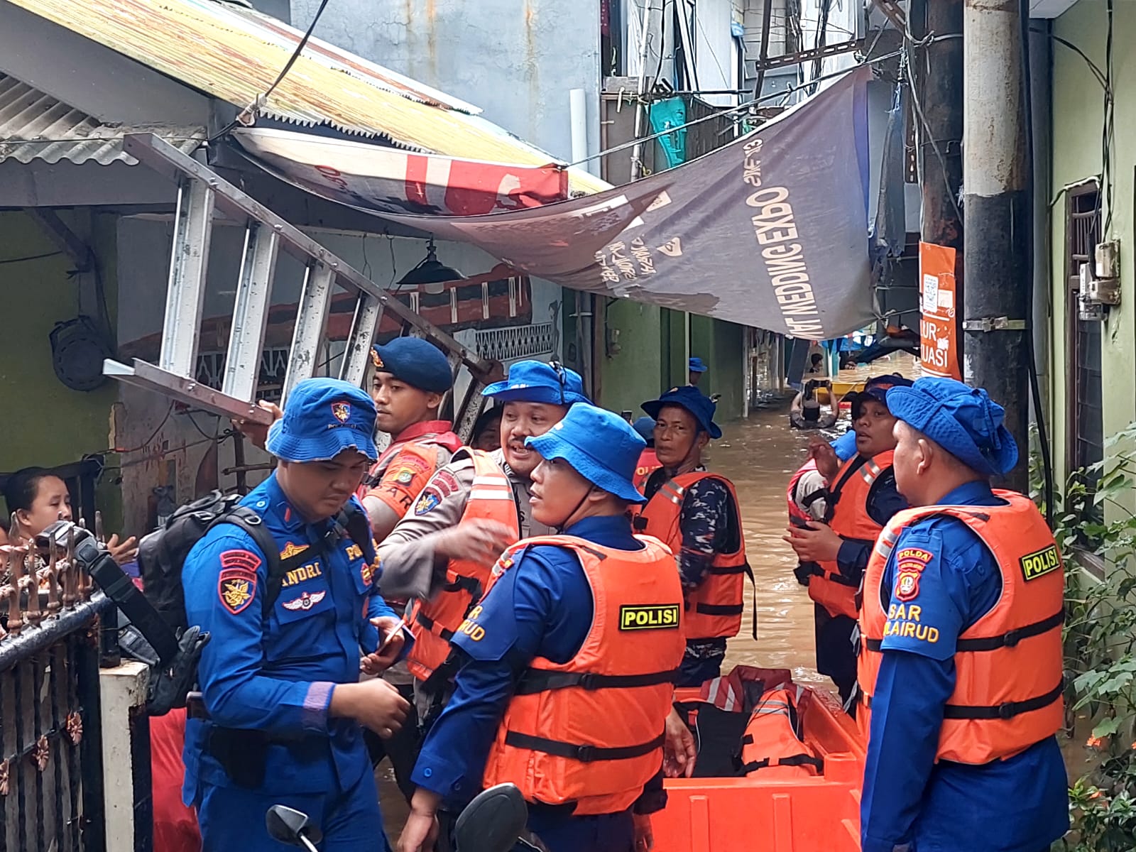 Proses evakuasi warga terdampak banjir di Kebon Pala (SinPo.id/Dok.PMJ)