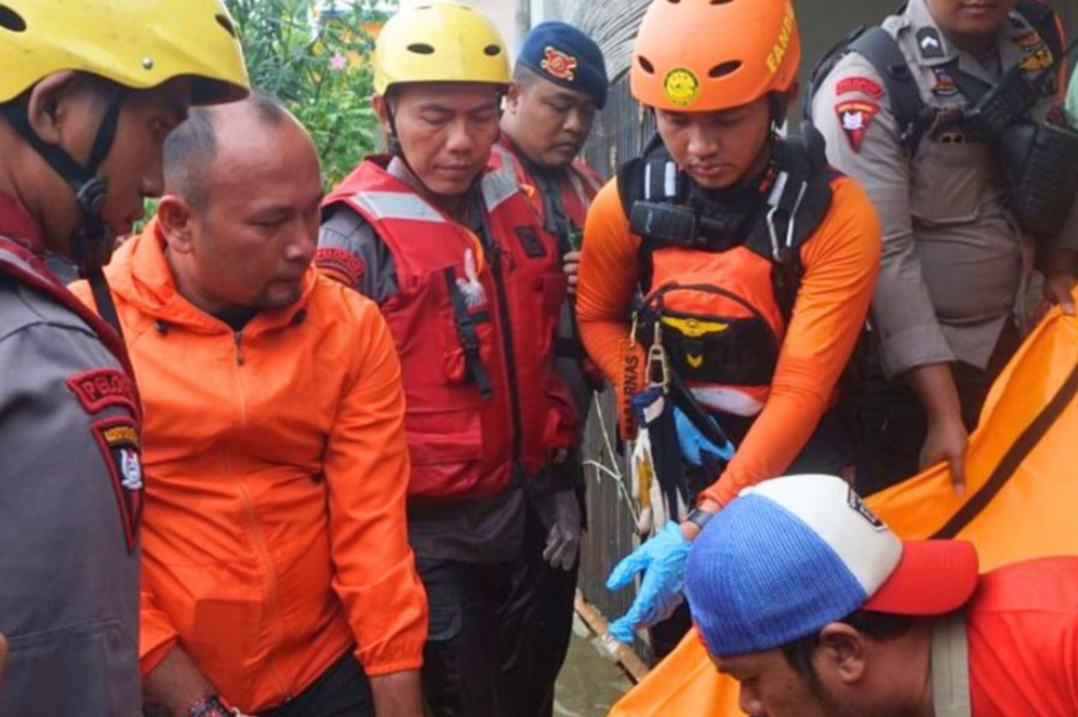 Polisi mengevakuasi ibu-ibu yang tewas tenggelam (SinPo.id/Dok.PMJ)