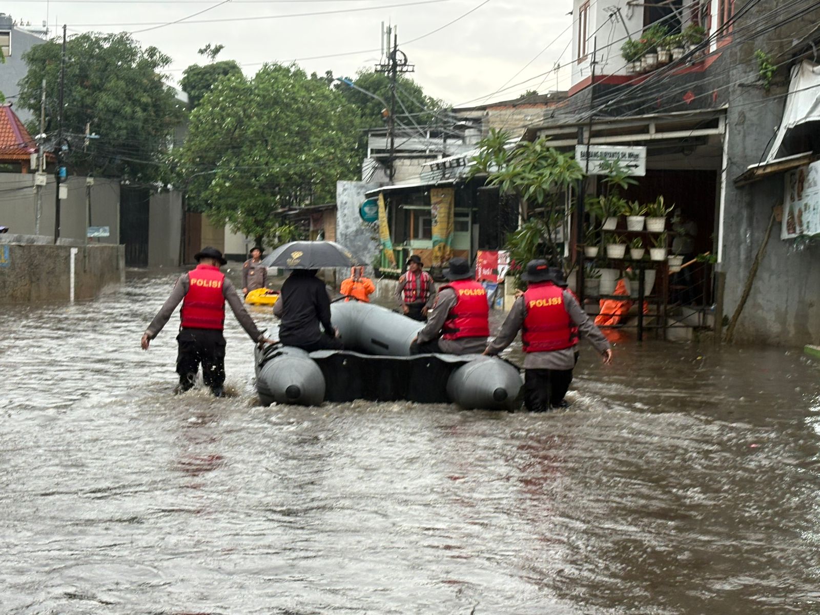 Tim Polda Metro Jaya saat evakuasi warga Pondok Karya (SinPo.id/Dok.PMJ)