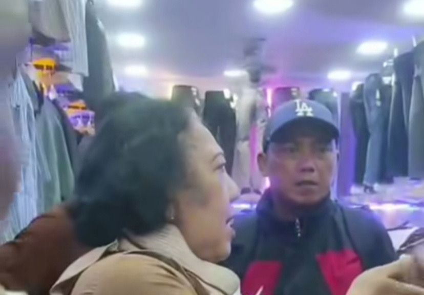 Wajah nenek kepergok mencuri pakaian di Pasar Tanah Abang (SinPo.id/Tangkapan layar)