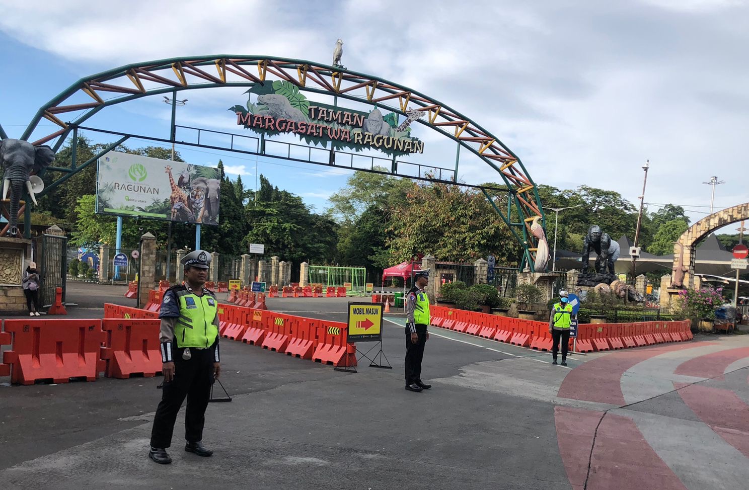 Polisi mengarur arus lalu lintas di TM Ragunan (SinPo.id/TMCPoldaMetro)