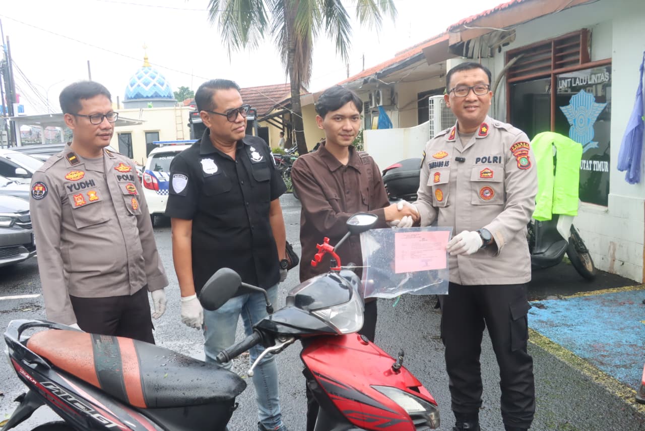 Polisi serahkan motor hasil curanmor ke pemiliknya (SinPo.id/ Dok. Polsek Ciputat Timur)