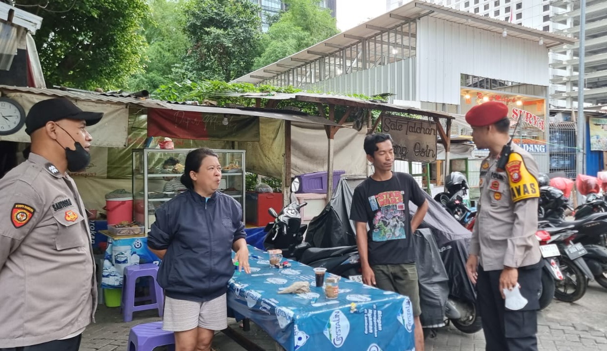 Pelaku parkir liar saat diamankan di Setiabudi (SinPo.id/Dok.PMJ)