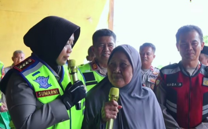 Kapolres Metro Bekasi Kombes Sumarni saat memberi bantuan (SinPo.id/Dok.Polres Bekasi)