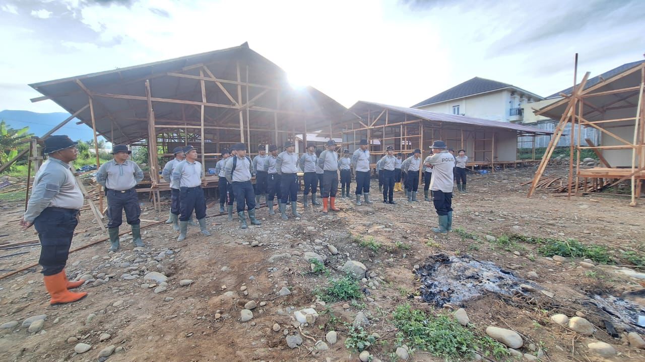 Proses pembangunan Huntara di Padang Sumatra (SinPo.id/Dok.Polri)