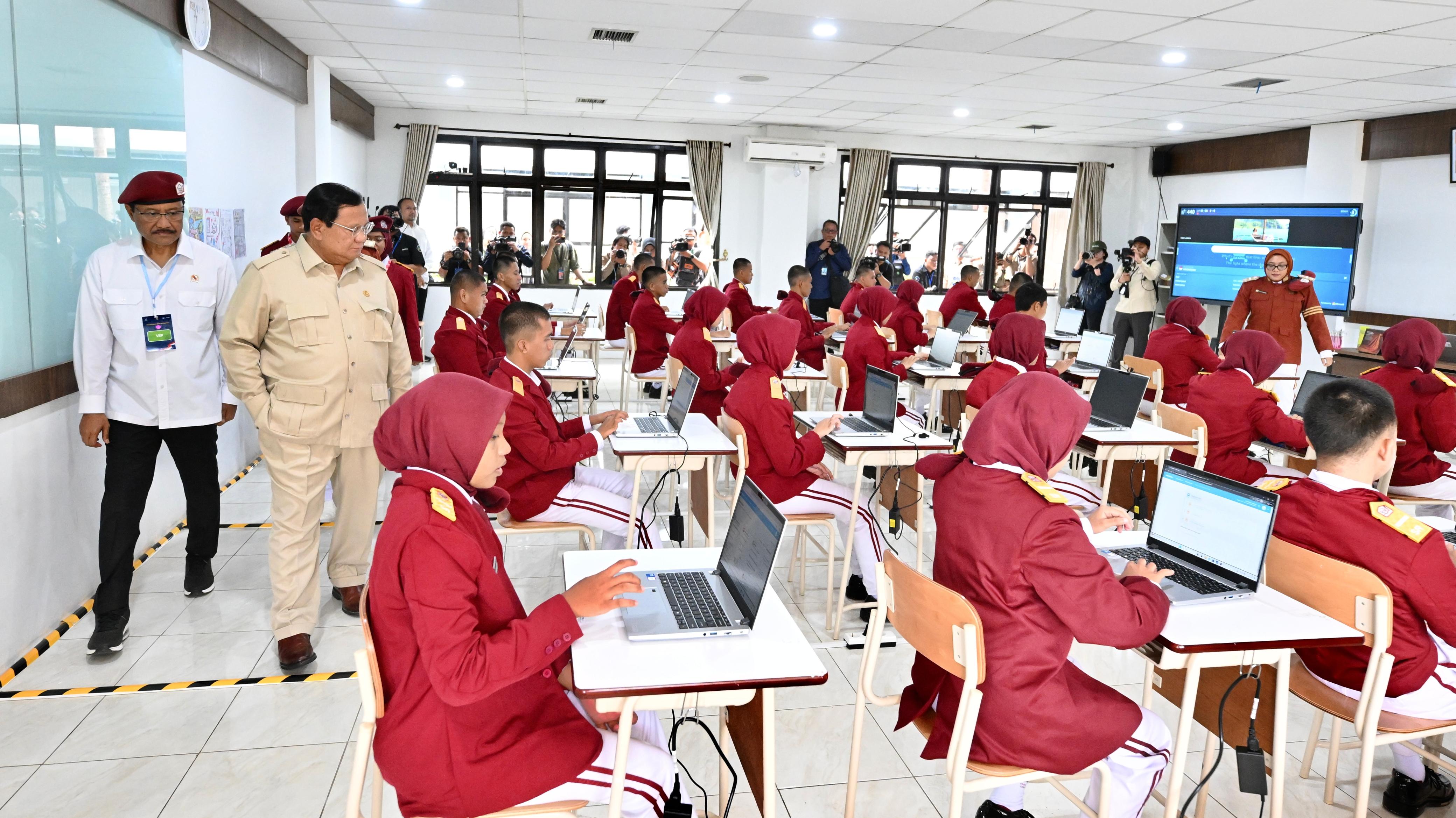 Presiden Prabowo Tinjau Langsung Fasilitas Sekolah Rakyat di Kalimantan Selatan (SinPo.id/Biro Setpres)