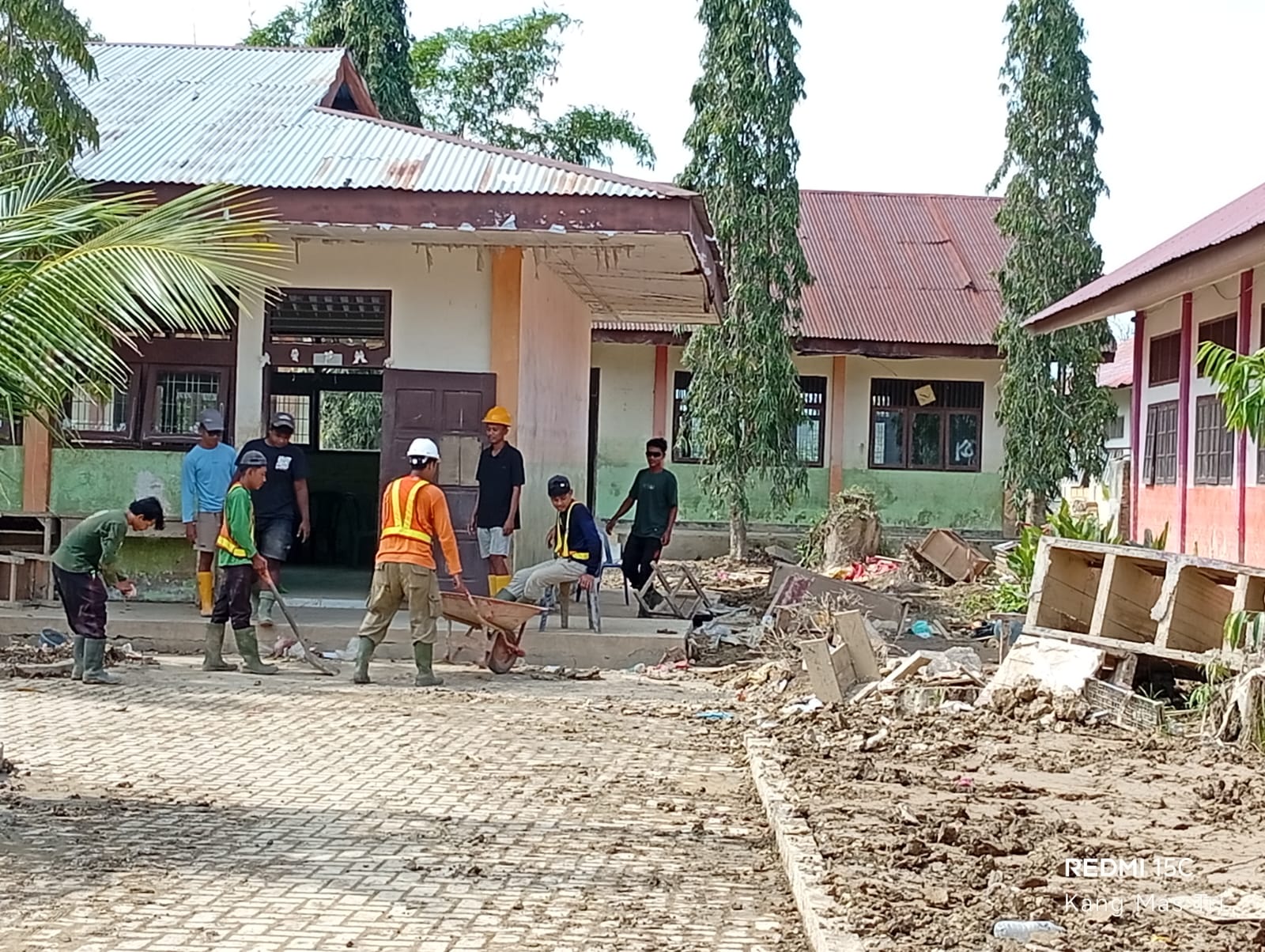Pembersihan lumpur di lingkungan sekolah pascabencana Aceh (SinPo.id/ Dok. KemenPU)