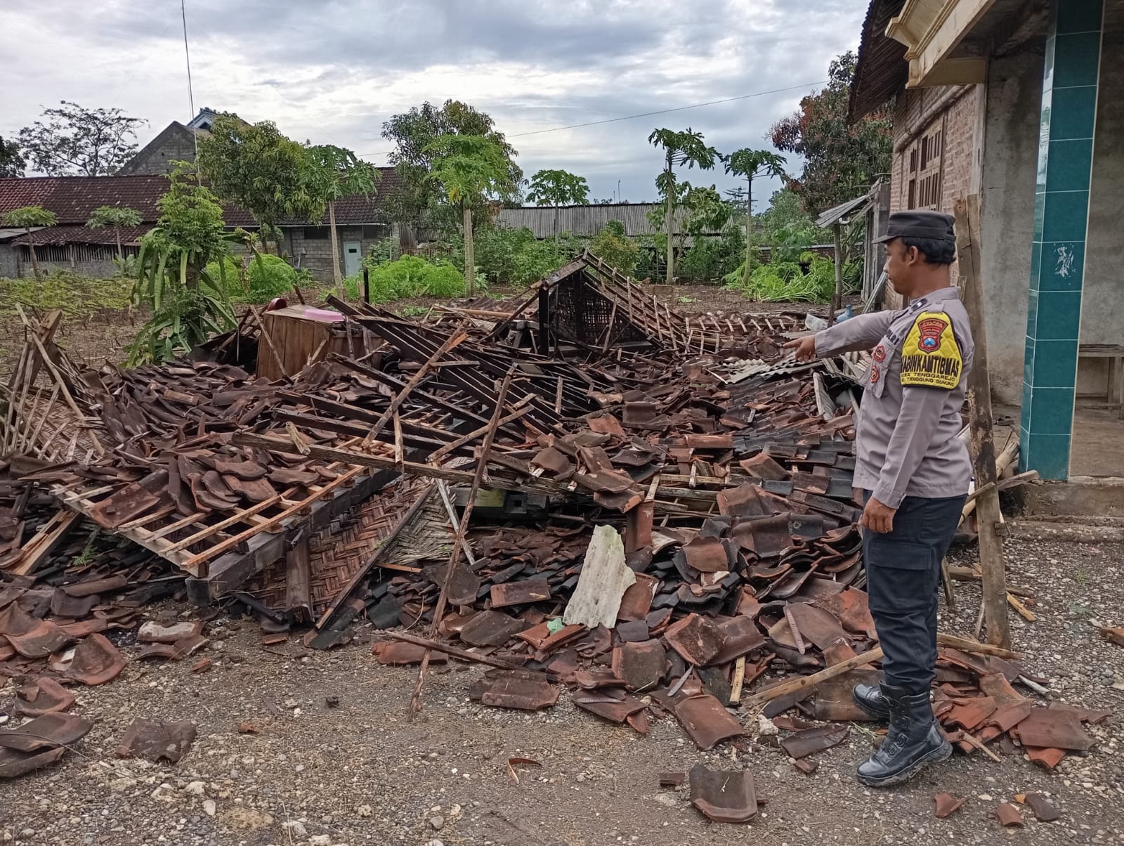 Rumah yang rusak diterjang angin kencang di Tulungagung (SinPo.id/ Humas Polri)