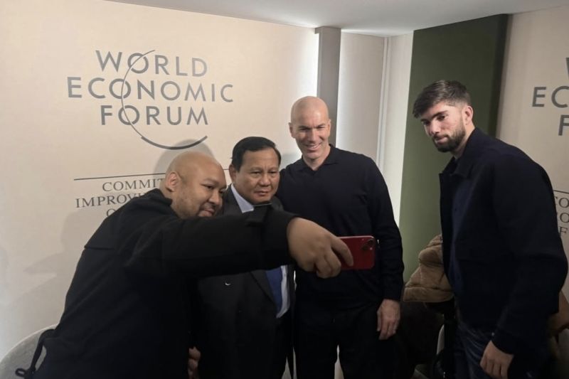 Ragowo Hediprasetyo Djojohadikusumo (kiri) swafoto mengabadikan pertemuan sang ayah dengan Zinedine Zidane dan putranya Theo Zidane di Davos. (SinPo.id/Instagram @prabowo)