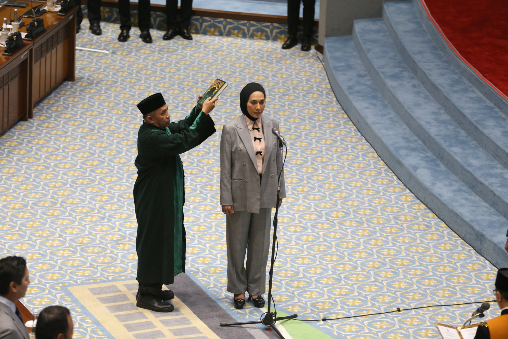 Wakil Ketua Komisi III DPR Sari Yuliati dilantik menjadi Wakil Ketua DPR menggantikan Adies Kadir yang terpilih Hakim Mahkamah Konstitusi (Ashar/SinPo.id)