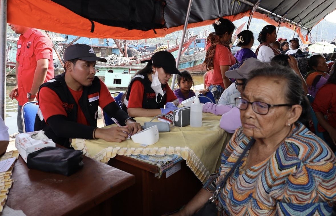 Tim medis Rumah Sakit Apung Laksamana Malahayati melayani korban bencana di Sibolga. Istimewa