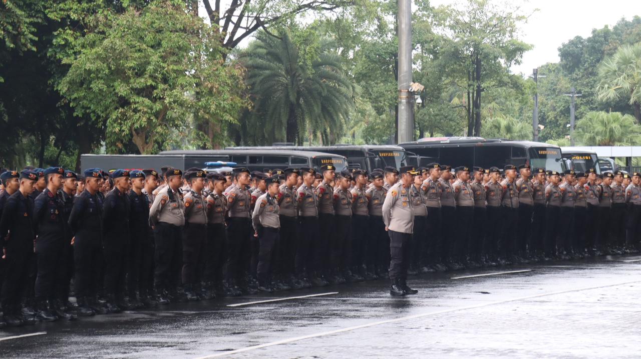 Personel yang mengawal laga pertandingan di GBK (SinPo.id/Dok.PMJ)