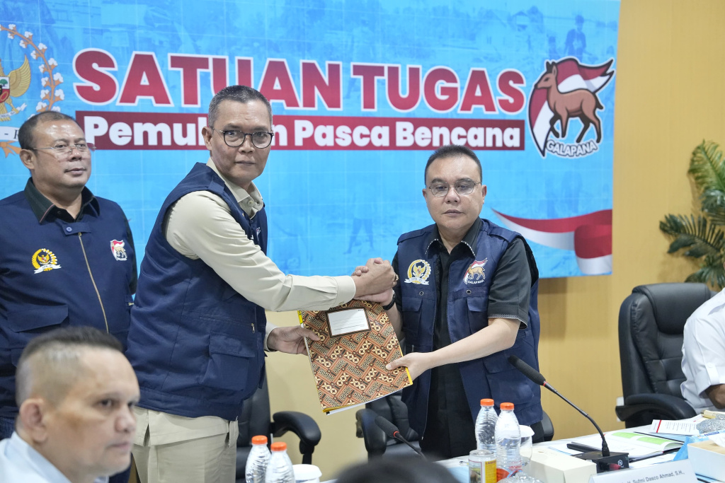 Satgas Galapana DPR memberikan hasil laporan hasil pemulihan bencana yang terjadi di Aceh, Sumatera Barat dan Sumatera Utara (Ashar/Foto:Yoga/SinPo.id)