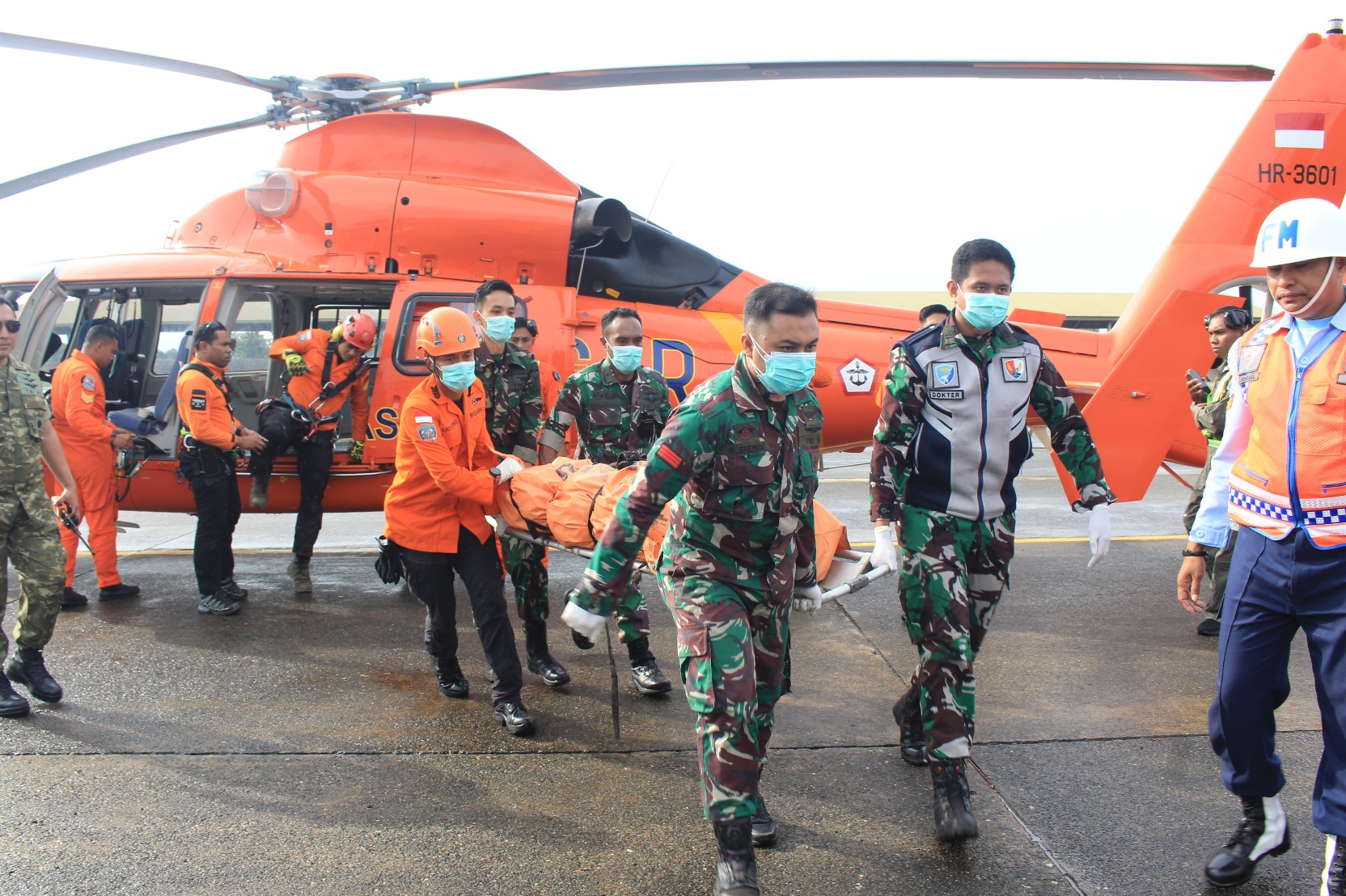 Satu Jenazah Korban Pesawat ATR 42-500 Jalani Proses Identifikasi (SinPo.id/TNI AU)