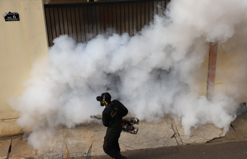 Ilustrasi penyemprotan fogging mencegah DBD. (SinPo.id/Ashar)