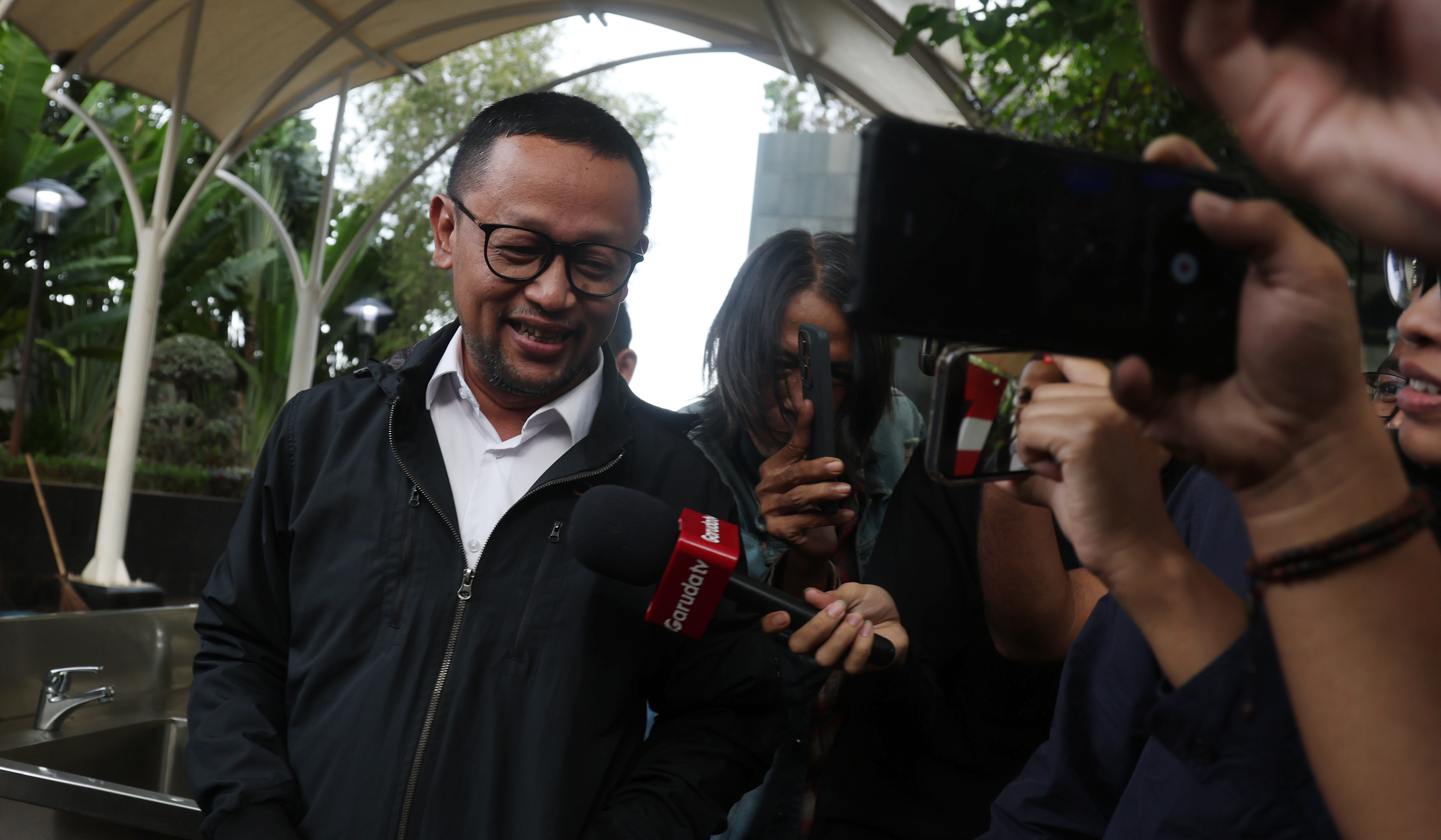 Gus Alex usai menjalani pemeriksaan KPK. (Agus Priatna/SinPo.id)