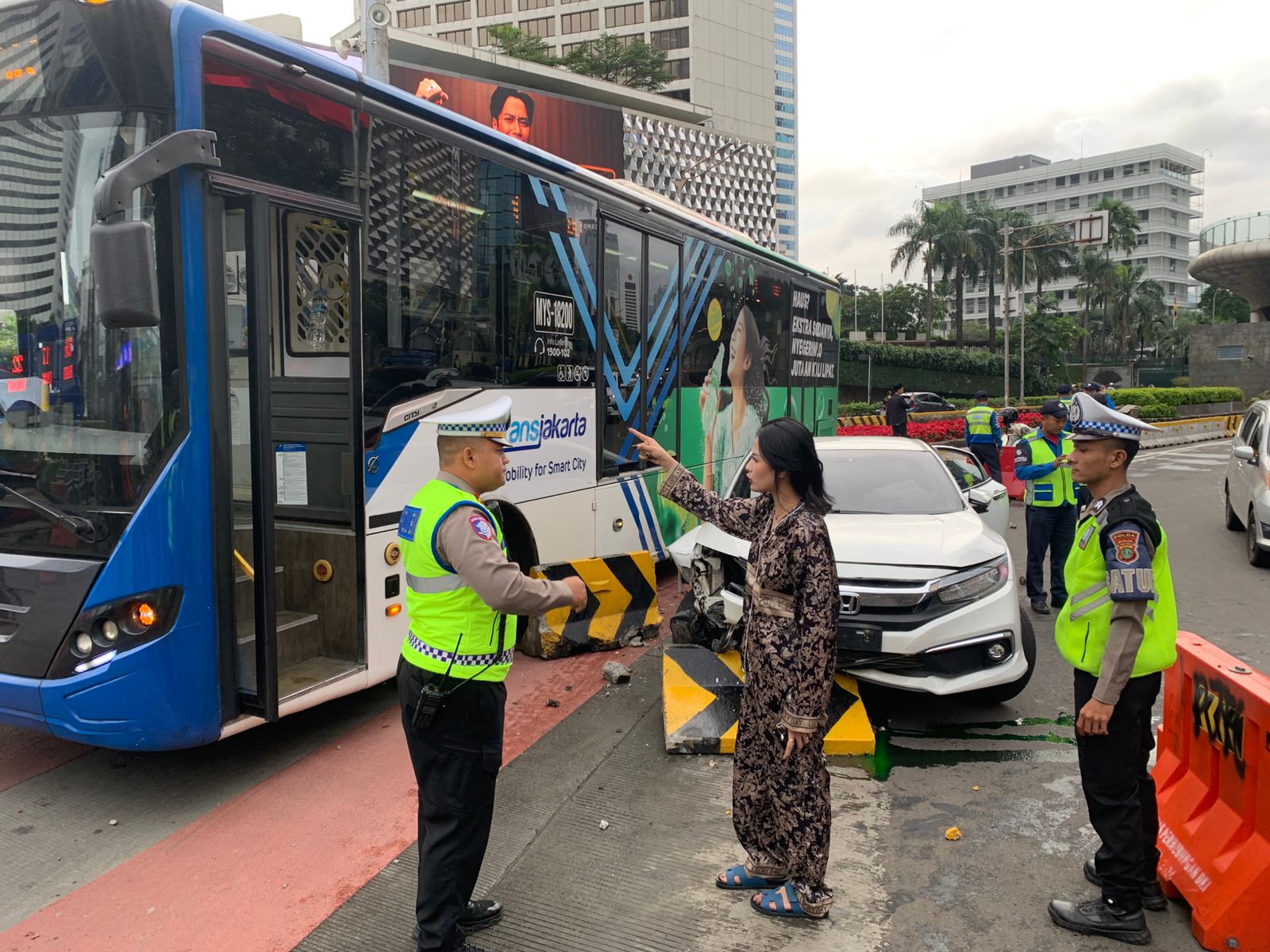 Mobil sedan menabrak separator di Bundaran HI (SinPo.id/TMCPoldaMetro)