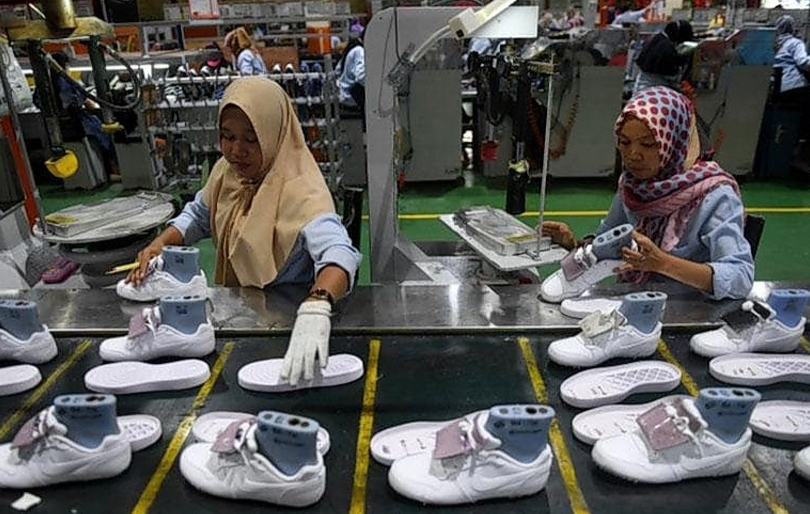 Para karyawan di industri sepatu. (SinPo.id/Antara)
