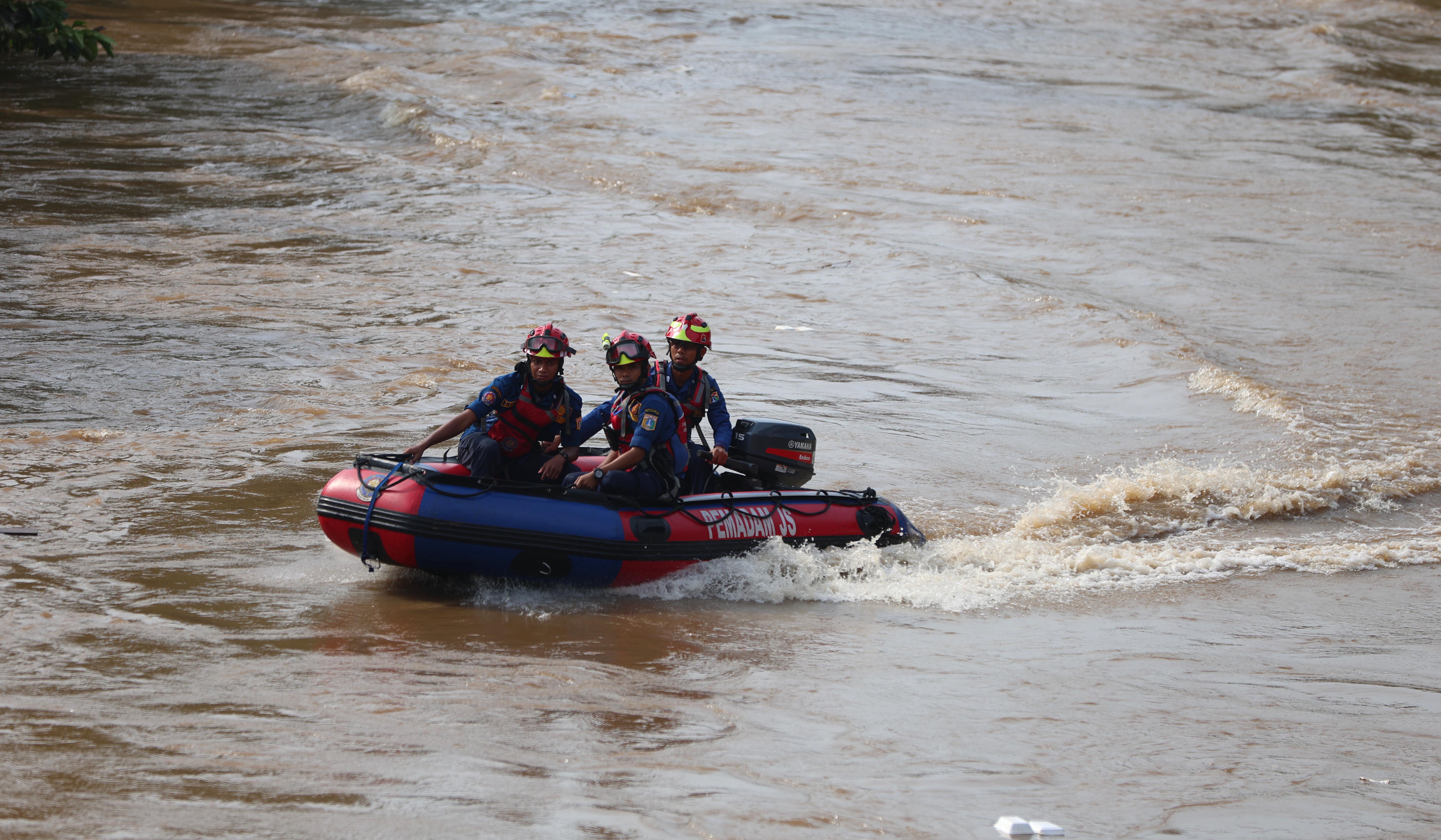 Tim SAR Gabungan melakukan pencarian remaja di Kali Ciliwung. (Agus Priatna/SinPo.id)