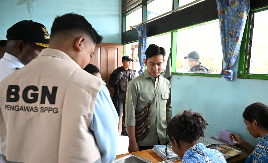 Wapres Gibran meninjau pelaksanaan MBG di SMA Negeri 1 Wamena (SinPo.id/ Setwapres)