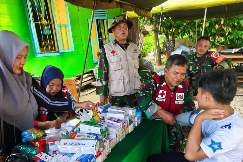 Satgas Penanggulangan Bencana Alam (Gulbencal) Kesdam I/Bukit Barisan memeriksa warga terdampak bencana di Kecamatan Pandan, Kabupaten Tapanuli Tengah, Sumatera Utara. (SinPo.id/Bukit Barisan)