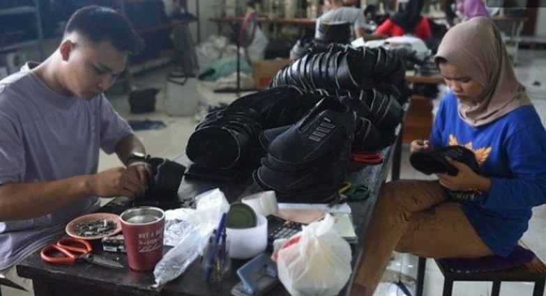 Ilustrasi para pengrajin alas kaki. (SinPo.id/dok. Kemenperin)