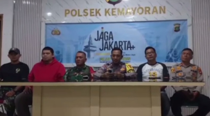 Anggota Polres Jakpus meminta maaf atas video viral es kue jadul (SinPo.id/Dok.Polres Jakpus)