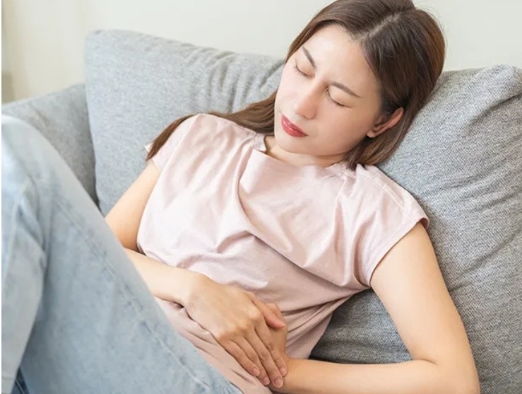 Ilustrasi seseorang menahan asam lambung. (SinPo.id/dok. Halodoc)