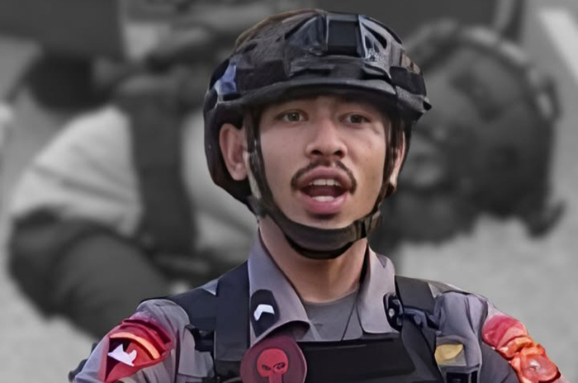 Oknum Brimob di Maluku yang aniaya pelajar (SinPo.id/Tangkapan layar)