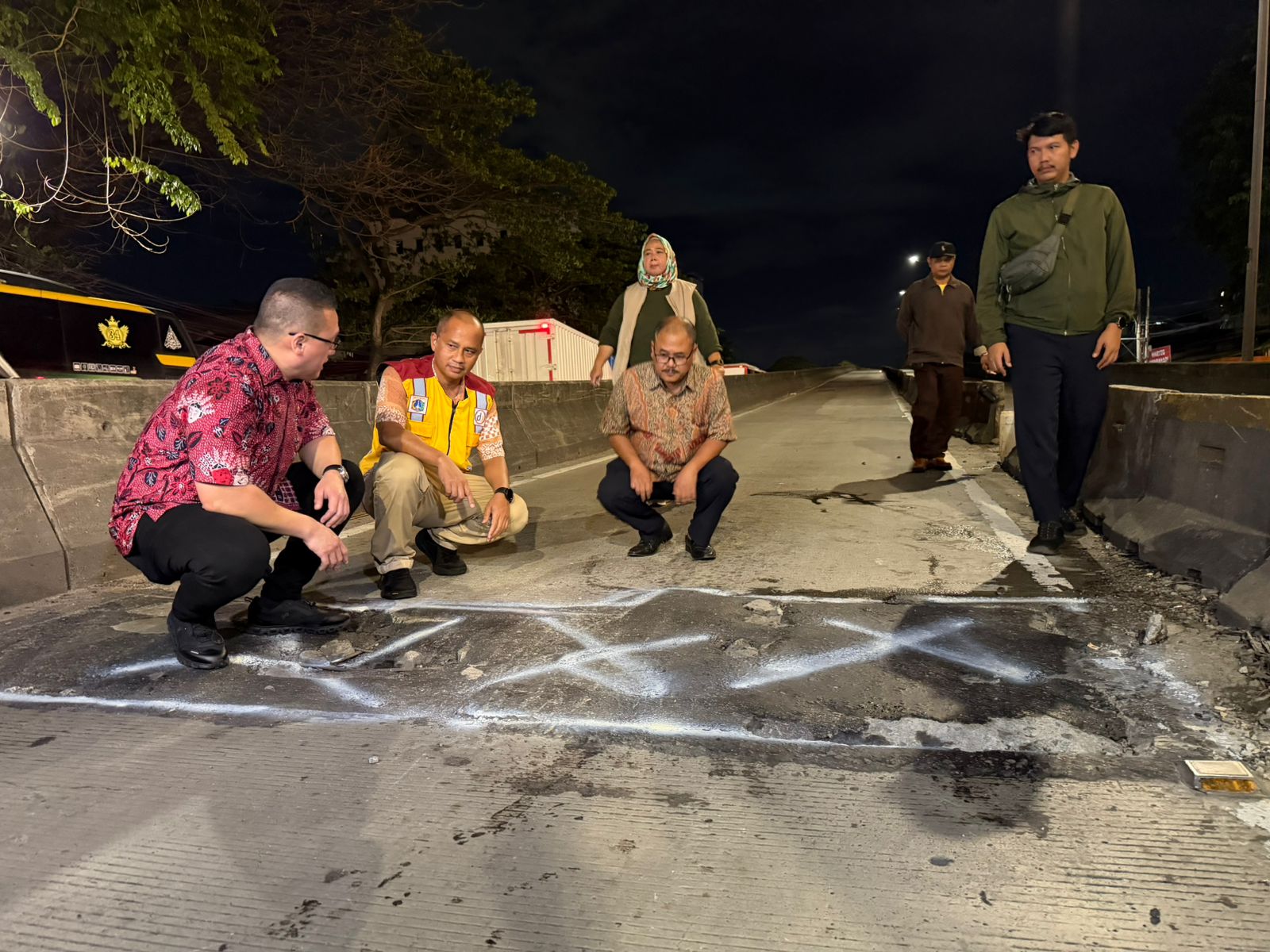 Anggota DPRD DKI Jakarta dari Fraksi PDI Perjuangan Hardiyanto Kenneth inspeksi mendadak di Flyover Pesing, Grogol Petamburan. (SinPo.id/Dok. Pribadi)