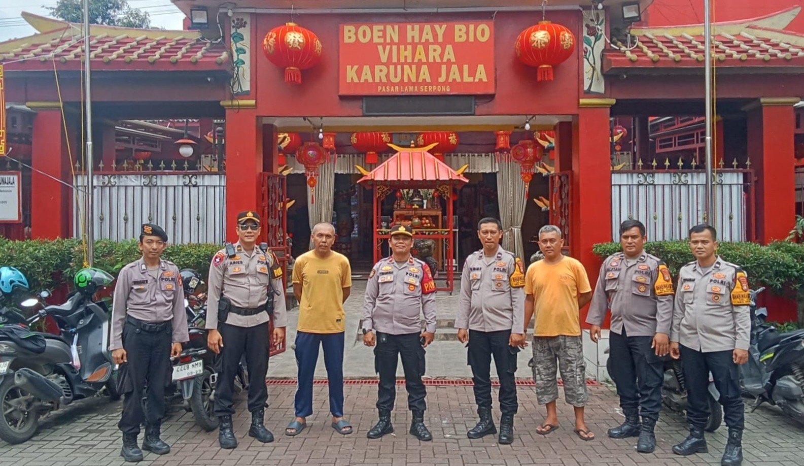 Anggota Polda Metro Jaya menjaga ratusan vihara (SinPo.id/Dok.PMJ)