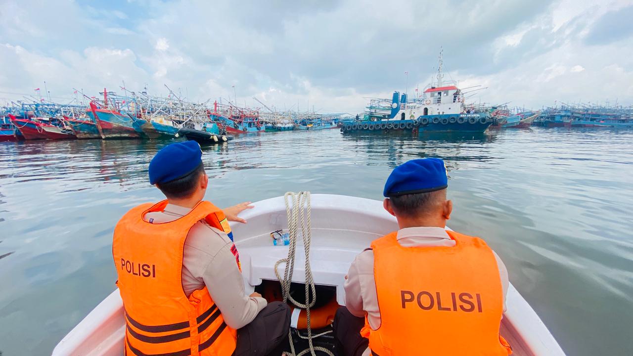 Anggota saat merelokasi belasan kapal di Muara Angke (SinPo.id/Dok.PMJ)