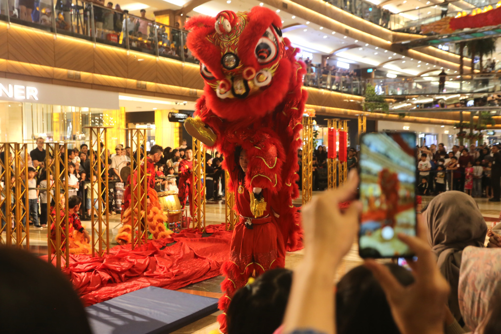 Penari barongsai sedang menghibur pengunjung di pusat perbelanjaan dalam rangka menyambut perayaan Tahun Baru Imlek 2577 Kongzili (Ashar/SinPo.id)