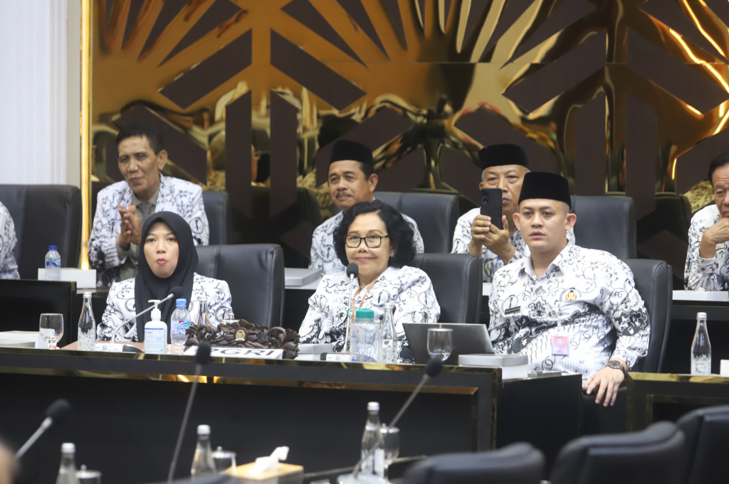Baleg DPR menerima audiensi dengan Persatuan Guru Republik Indonesia (PGRI) membahas RUU tentang Perlindungan Guru (Ashar/SinPo.id)