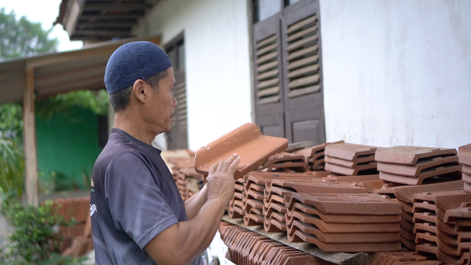 Pengraajin Genteng asal Kabupaten Banjar (SinPo.id/tim media)