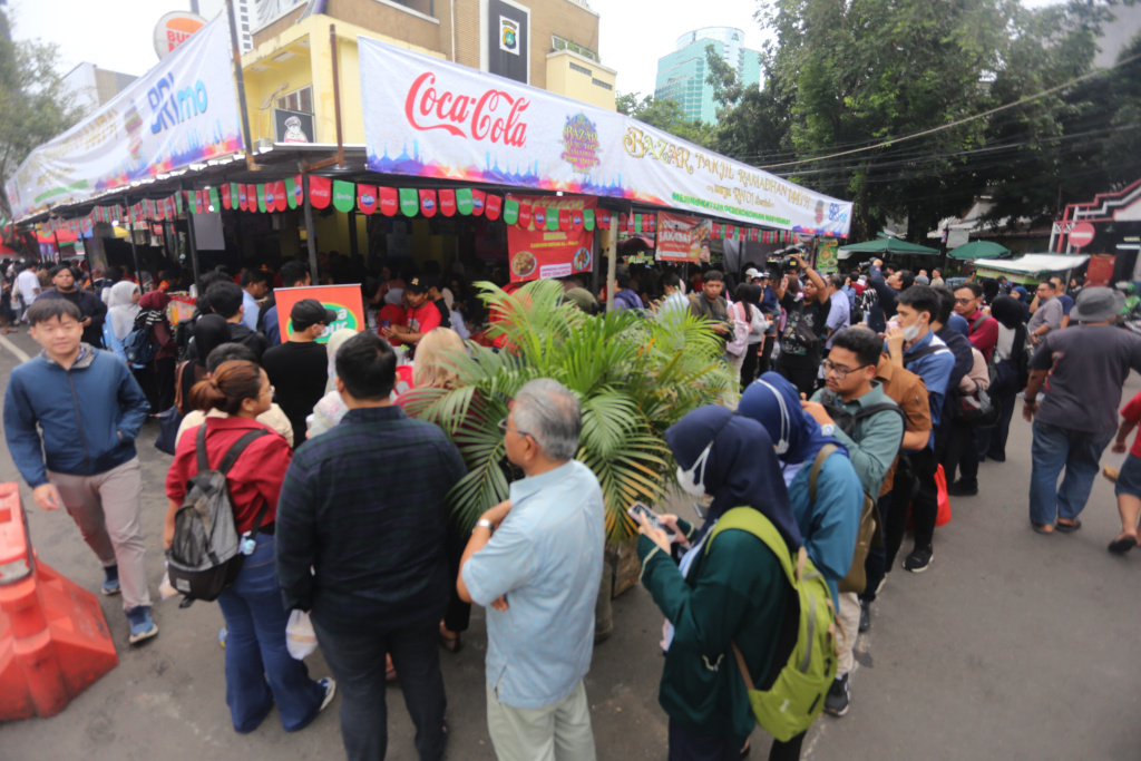 Pusat jajanan takjil Benhil kembali dipadati oleh warga yang sedang ingin mencari makanan untuk berbuka puasa (Ashar/SinPo.id)