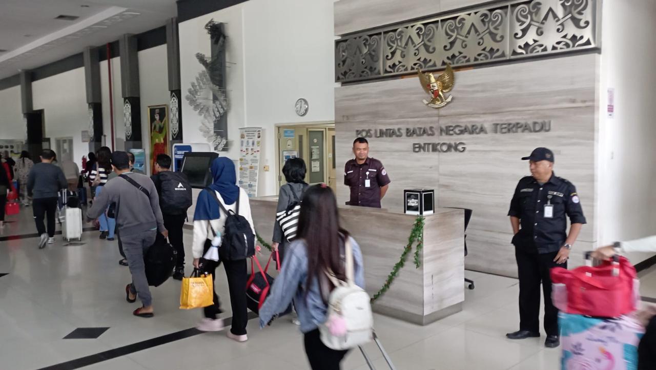 Ilustrasi masyarakat melewati Pos Lintas Batas Negara di Entikong (SinPo.id/ Dok. BNPP)