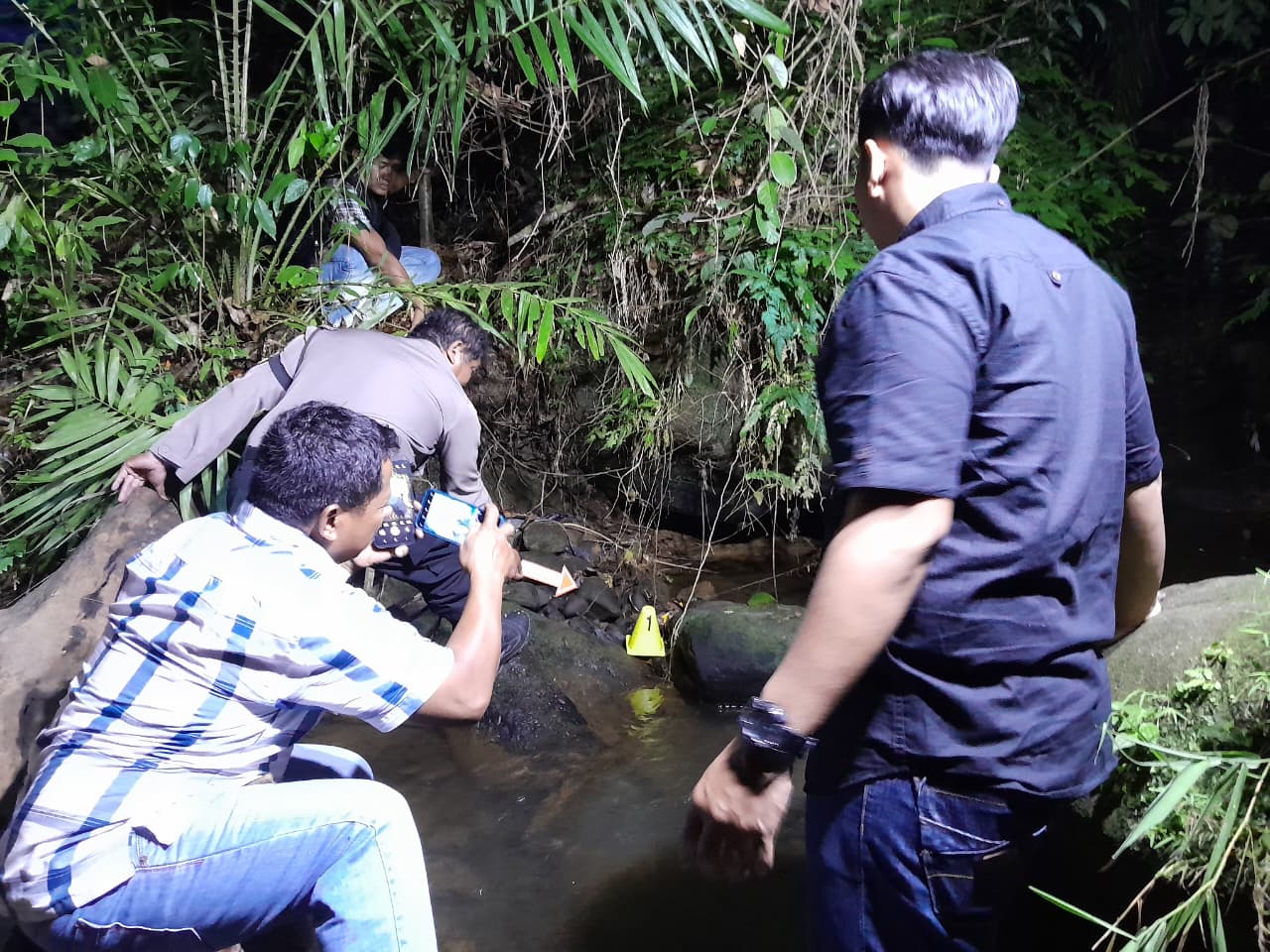 Polisi olah TKP bocah tersetrum di Tapsel (SinPo.id/ Humas Polri)