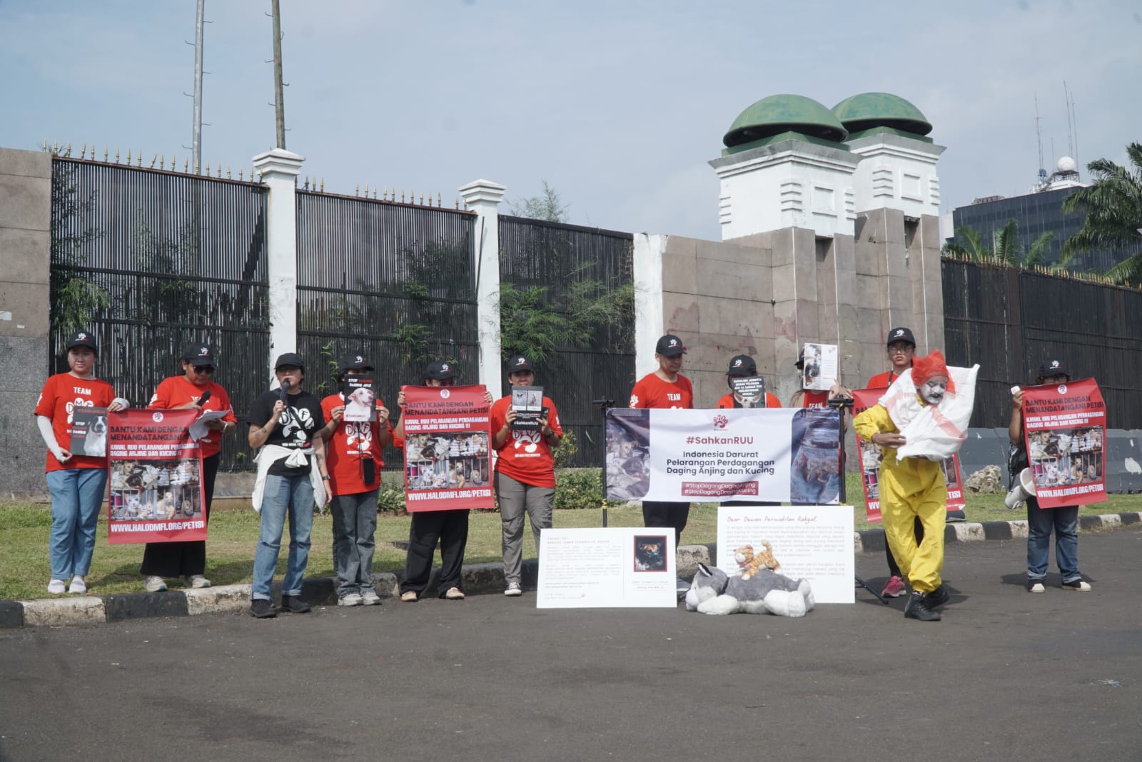 Dog Meat Free Indonesia (DMFI) menggelar aksi damai bertajuk “Surat Cinta untuk DPR” di depan Gedung DPR/MPR RI. (SinPo.id/Dok. DMFI)