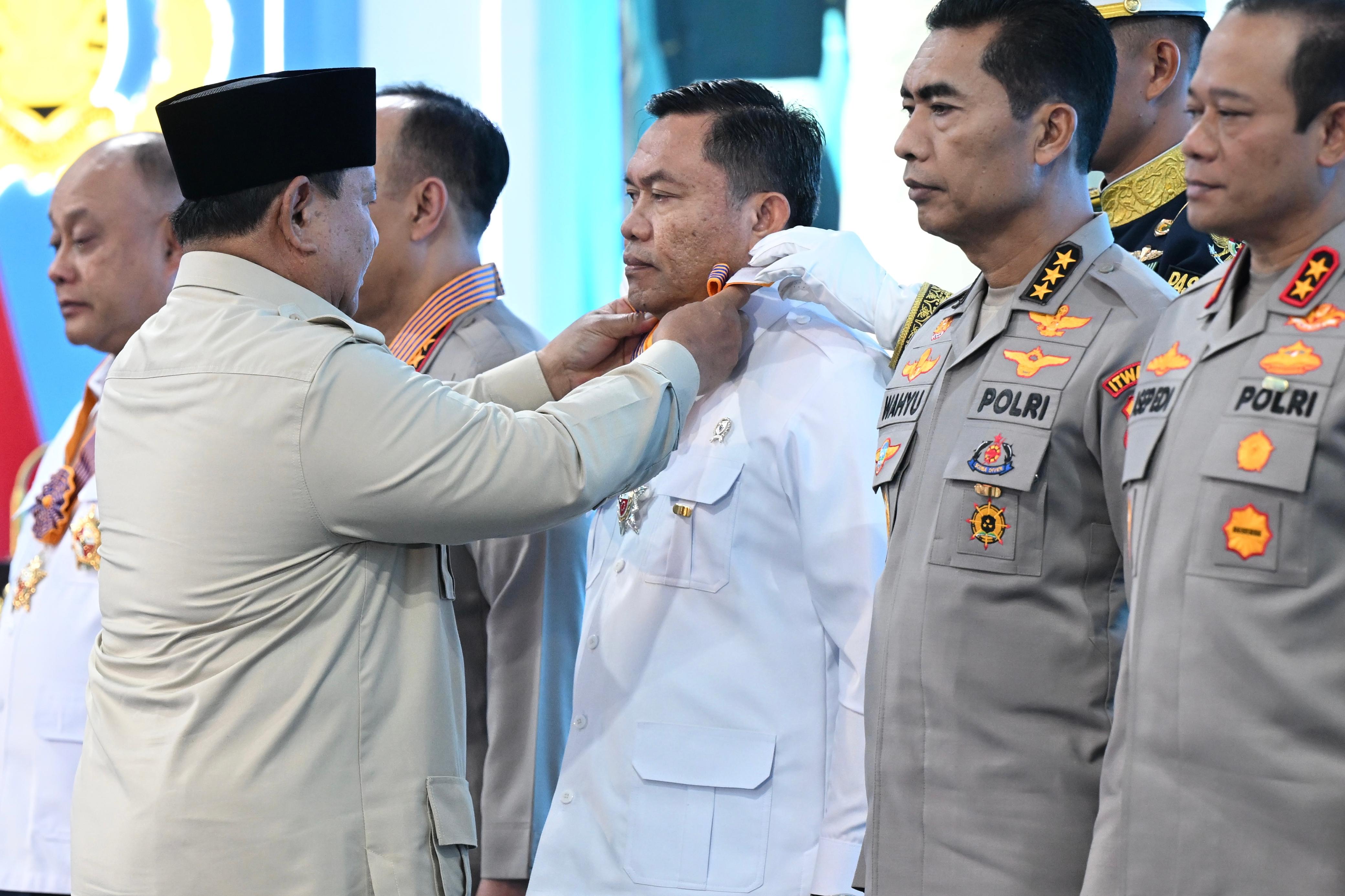 Presiden Prabowo Anugerahkan Tanda Kehormatan kepada 70 Tokoh Penggerak Gizi dan Ketahanan Pangan Nasional (SinPo.id/Biro Setpres)