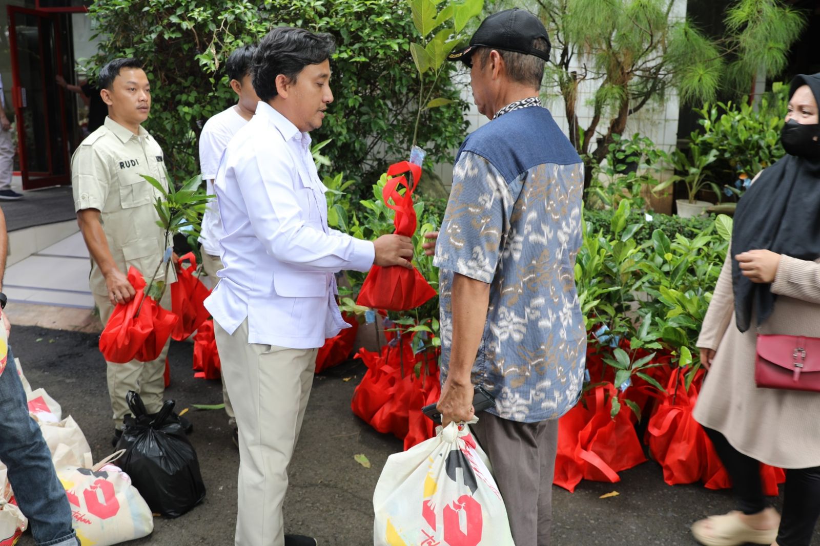 Suasana bagi-bagi bibit pohon kader Gerindra (Sinpo.id/Tim Media)