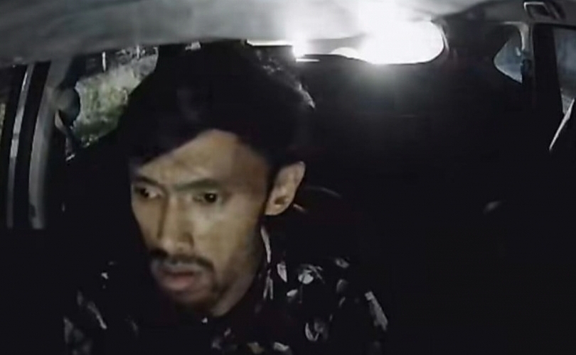 Driver GoCar menegur dua penumpang mesum di mobilnya. (SinPo.id/tangkap layar @azmirahmatzz)