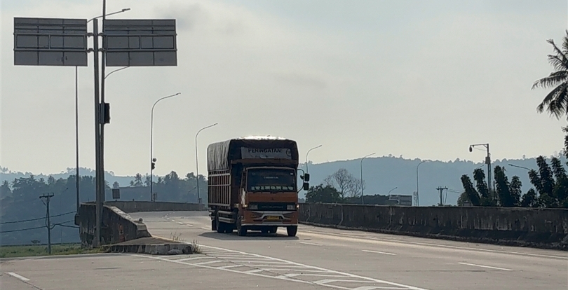 Ilustrasi kendaraan angkutan barang melintasi jalan tol. (SinPo.id/dok. Kemenhub)