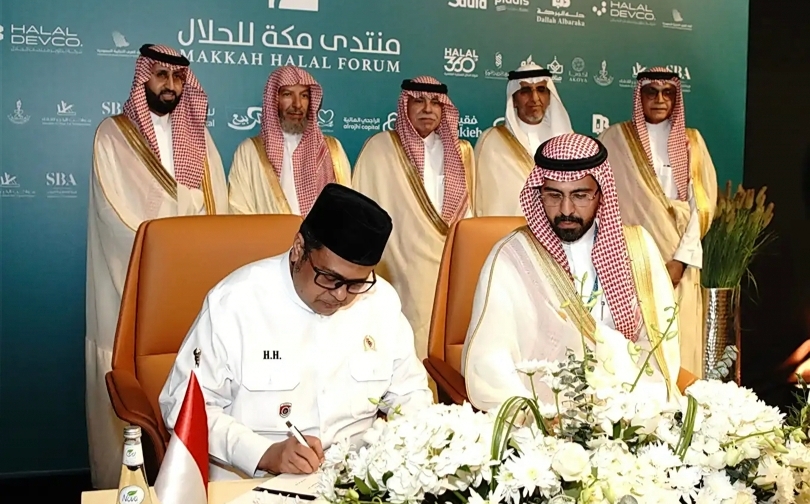 Kepala BPJPH Ahmad Haikal Hasan dan CEO Saudi Halal Center Abdulaziz Alrushodi. (SinPo.id/dok. BPJPH)