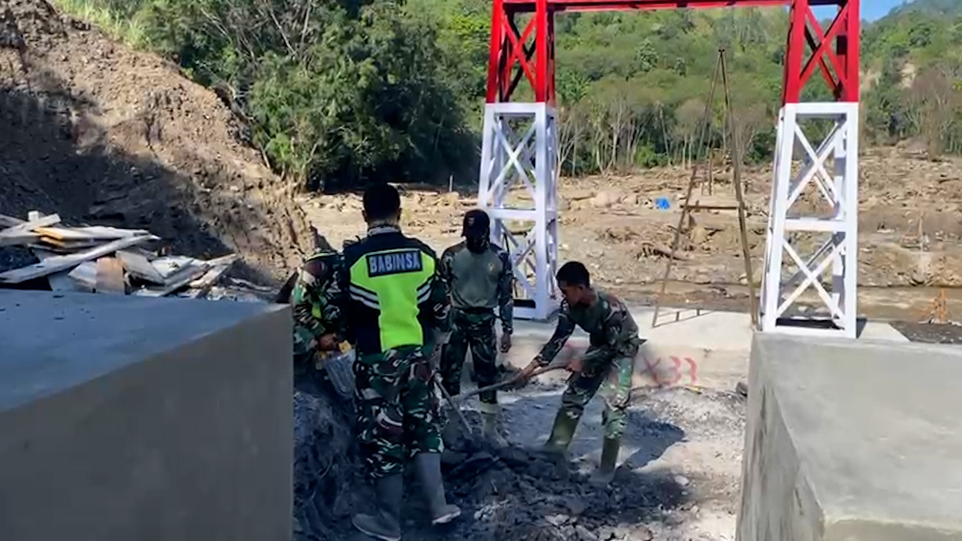 Prorses pembangunan Jembatan di Aceh pascabencana (SinPo.id/Tim media)