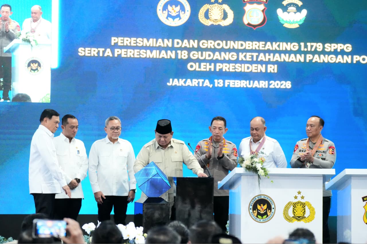 Presiden Prabowo Subianto dan Kapolri saat meresmikan SPPG Polri di Jakarta Barat (SinPo.id/Dok.Polri)