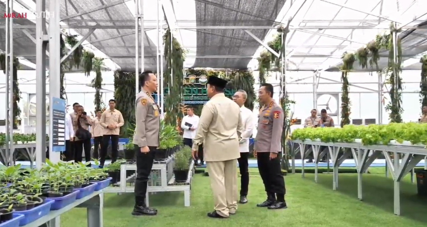 Presiden dan Kapolri saat meninjau gudang ketahanan pangan di Polsek Palmerah (SinPo.id/YT Sekretariat Presiden)