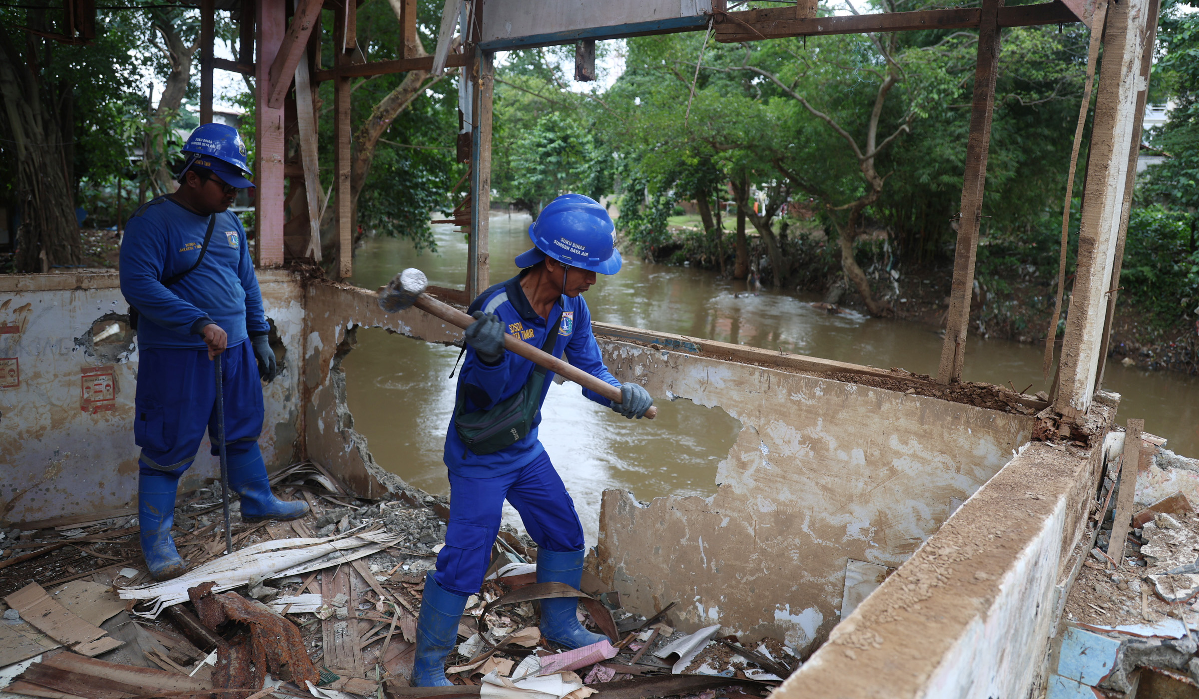 Pembongkaran rumah di pinggiran bantaran Ciliwung. (Agus Priatna/SinPo.id)